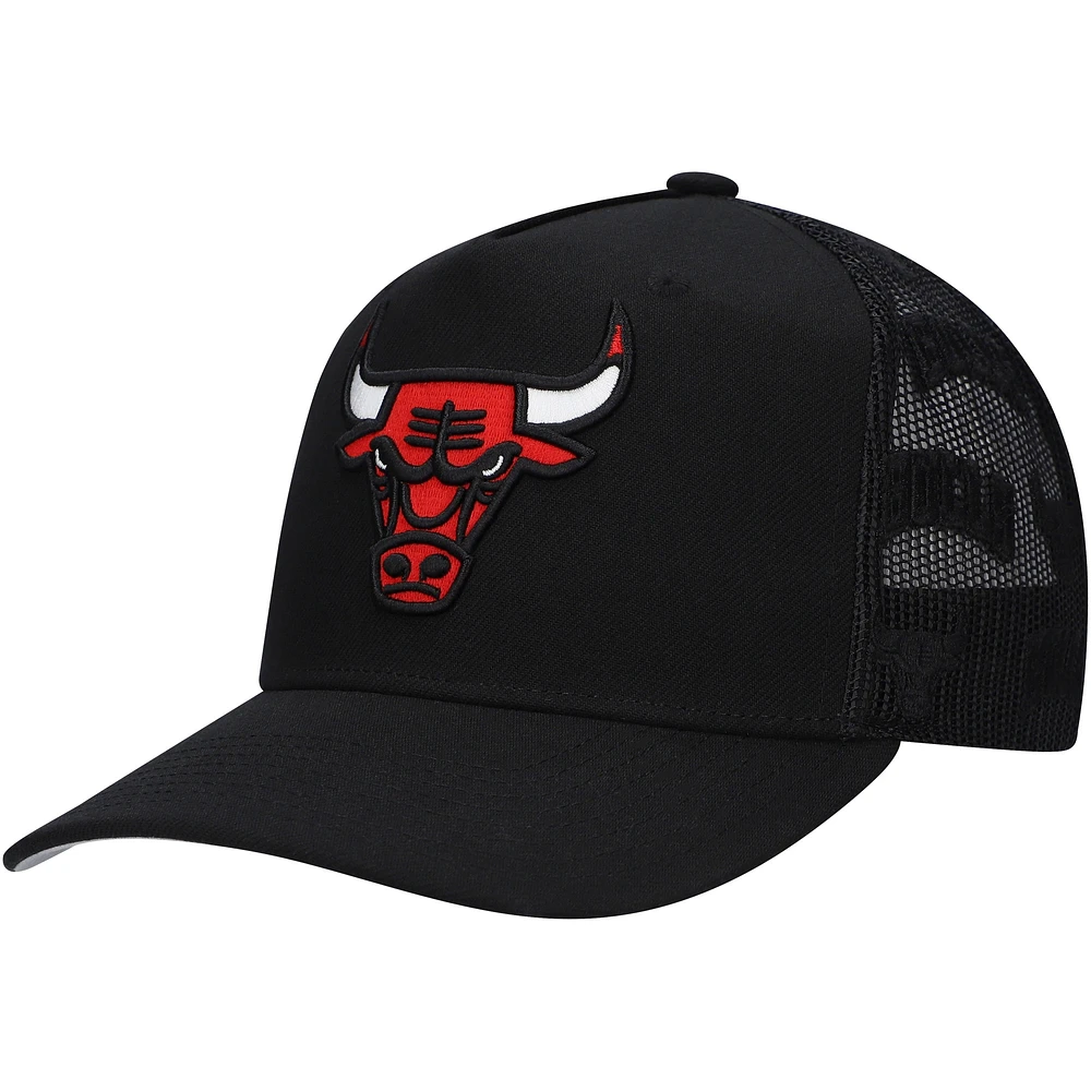 Casquette réglable de camionneur en maille avec monogramme intégral des Chicago Bulls de Mitchell & Ness pour hommes