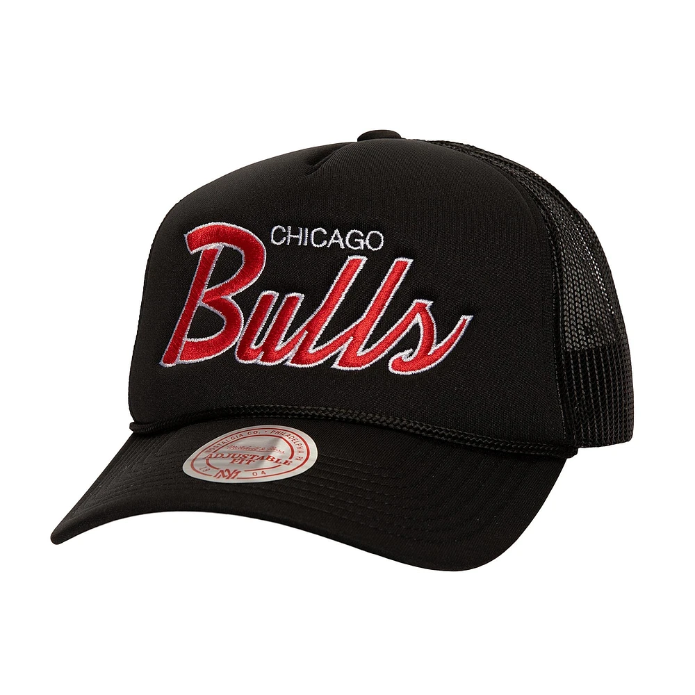 Casquette réglable noire Chicago Bulls Script Sidepatch Trucker Mitchell & Ness pour hommes