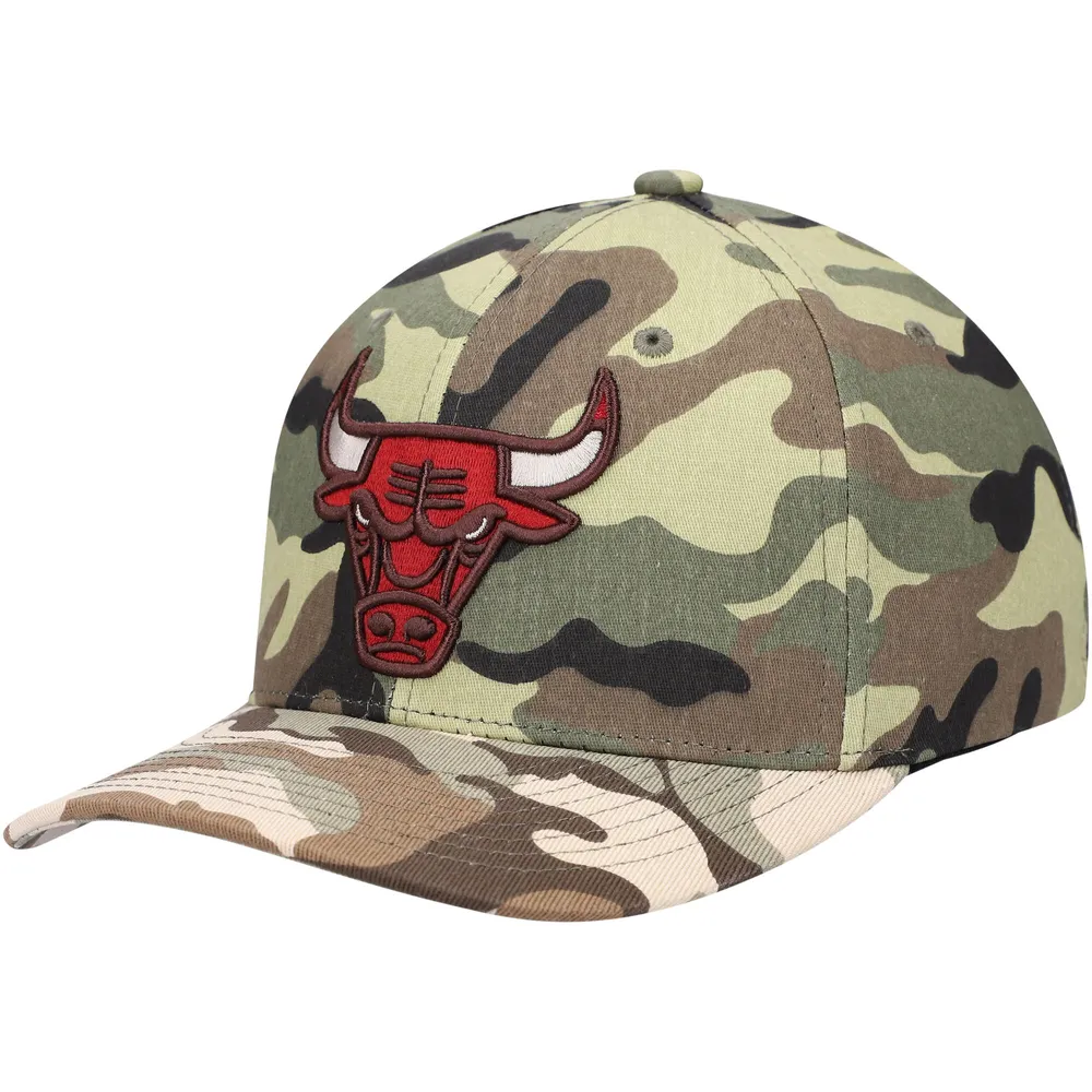 Men's Chicago Bulls Mitchell & Ness Black Logo Core Side Snapback Hat