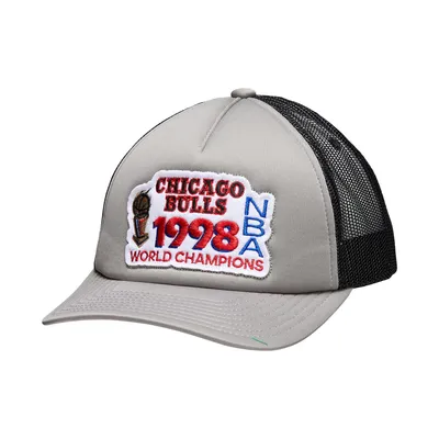 Men's Mitchell & Ness Red Chicago Bulls Team Hardwood Classics 1992 NBA  Finals Patch Snapback Hat
