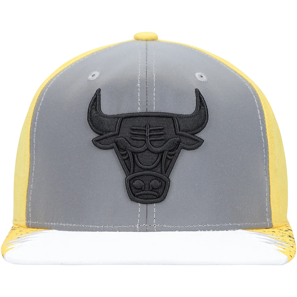 Casquette Snapback Chicago Bulls Day 5 grise/jaune Mitchell & Ness pour homme