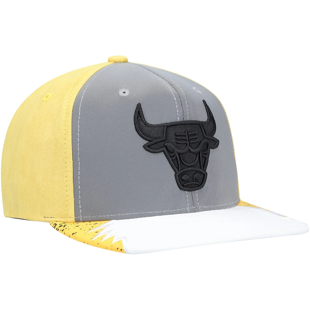 Casquette Snapback Chicago Bulls Day 5 grise/jaune Mitchell & Ness pour homme