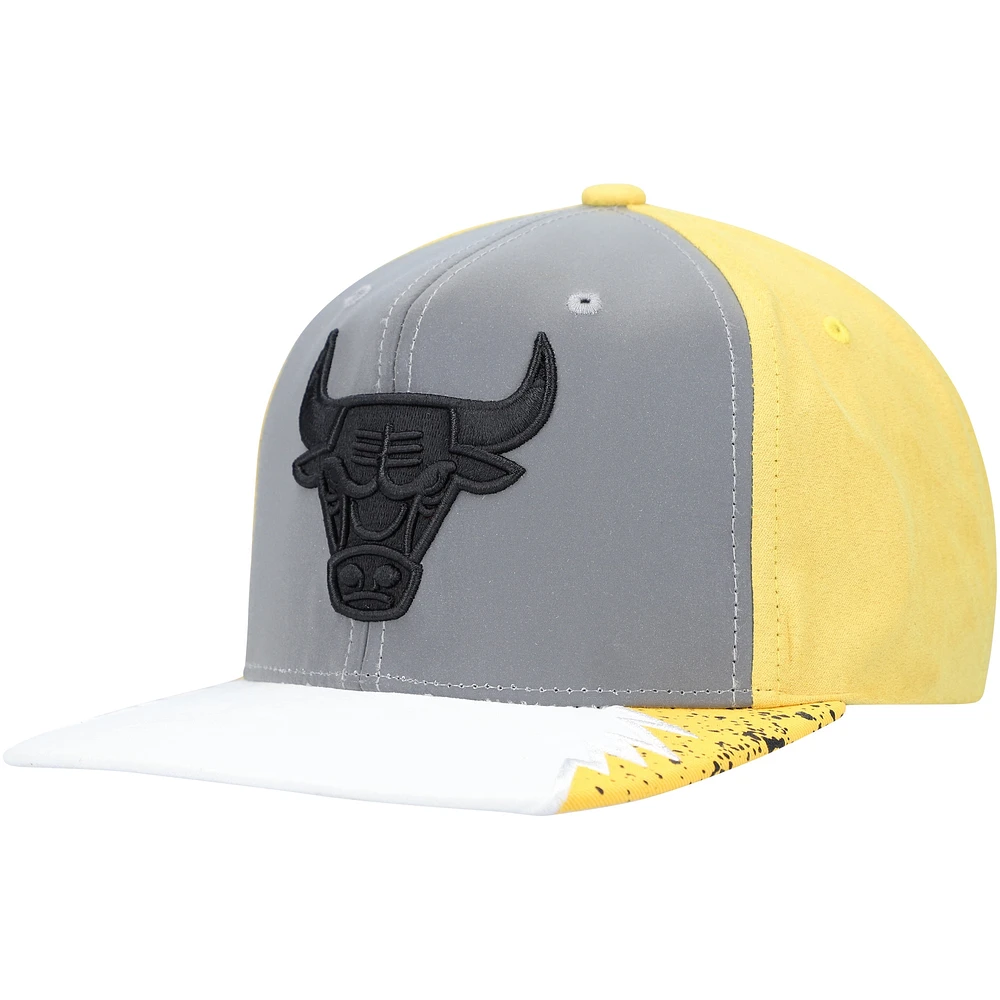 Casquette Snapback Chicago Bulls Day 5 grise/jaune Mitchell & Ness pour homme