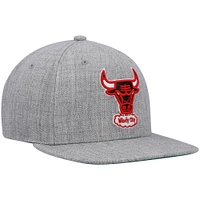 Men's Mitchell & Ness Heathered Gray Chicago Bulls Hardwood Classics Team 2.0 Snapback Hat