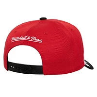 Casquette Snapback bicolore Mitchell & Ness Chicago Bulls Underarch pour homme rouge/noir