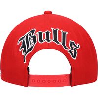 Men's Mitchell & Ness Red Chicago Bulls Hardwood Classics English Dropback - Snapback Hat