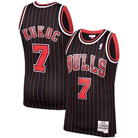 Maillot Swingman Mitchell & Ness Toni Kukoc Chicago Bulls 1995/96 Hardwood Classics noir pour homme