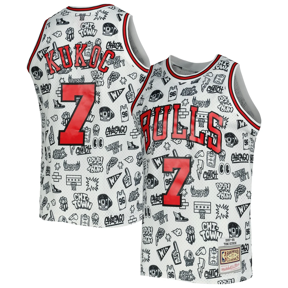 Homme Mitchell & Ness Toni Kukoc Blanc Chicago Bulls 1997/98 Hardwood Classics Doodle Swingman Maillot