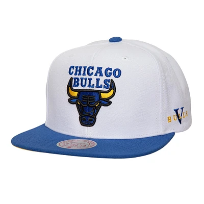 Casquette Snapback Mitchell & Ness blanc/bleu Chicago Bulls Core V pour hommes