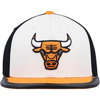 Casquette Snapback Day One des Chicago Bulls Mitchell & Ness blanc/orange pour hommes