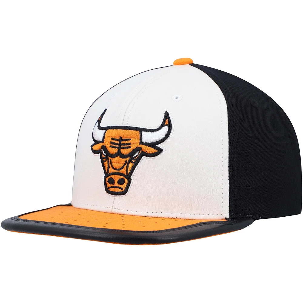 Casquette Snapback Day One des Chicago Bulls Mitchell & Ness blanc/orange pour hommes