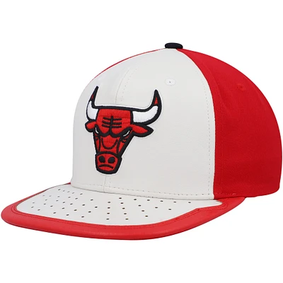 Casquette Snapback Day One des Chicago Bulls Mitchell & Ness blanc/rouge pour hommes