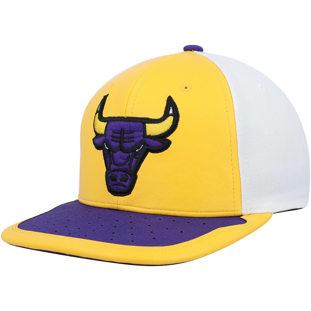 Casquette Snapback Day One des Chicago Bulls Mitchell & Ness jaune/violet pour hommes