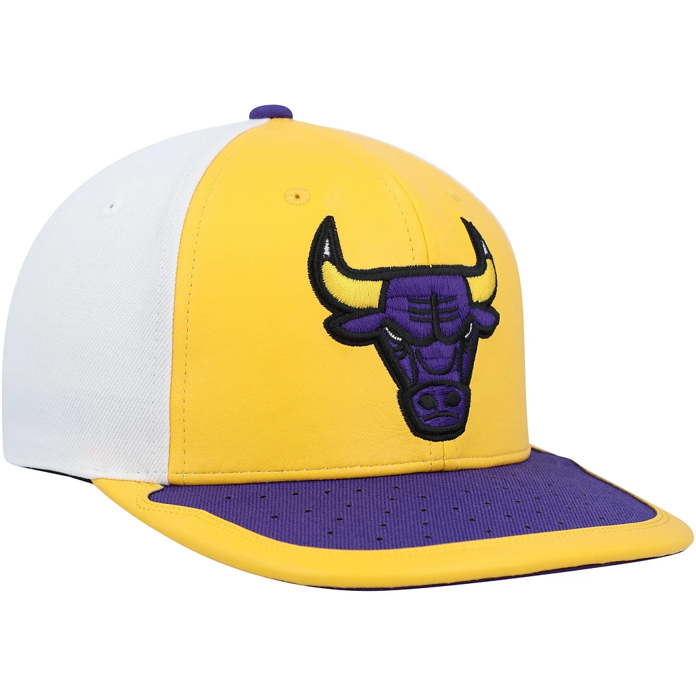 Casquette Snapback Day One des Chicago Bulls Mitchell & Ness jaune/violet pour hommes