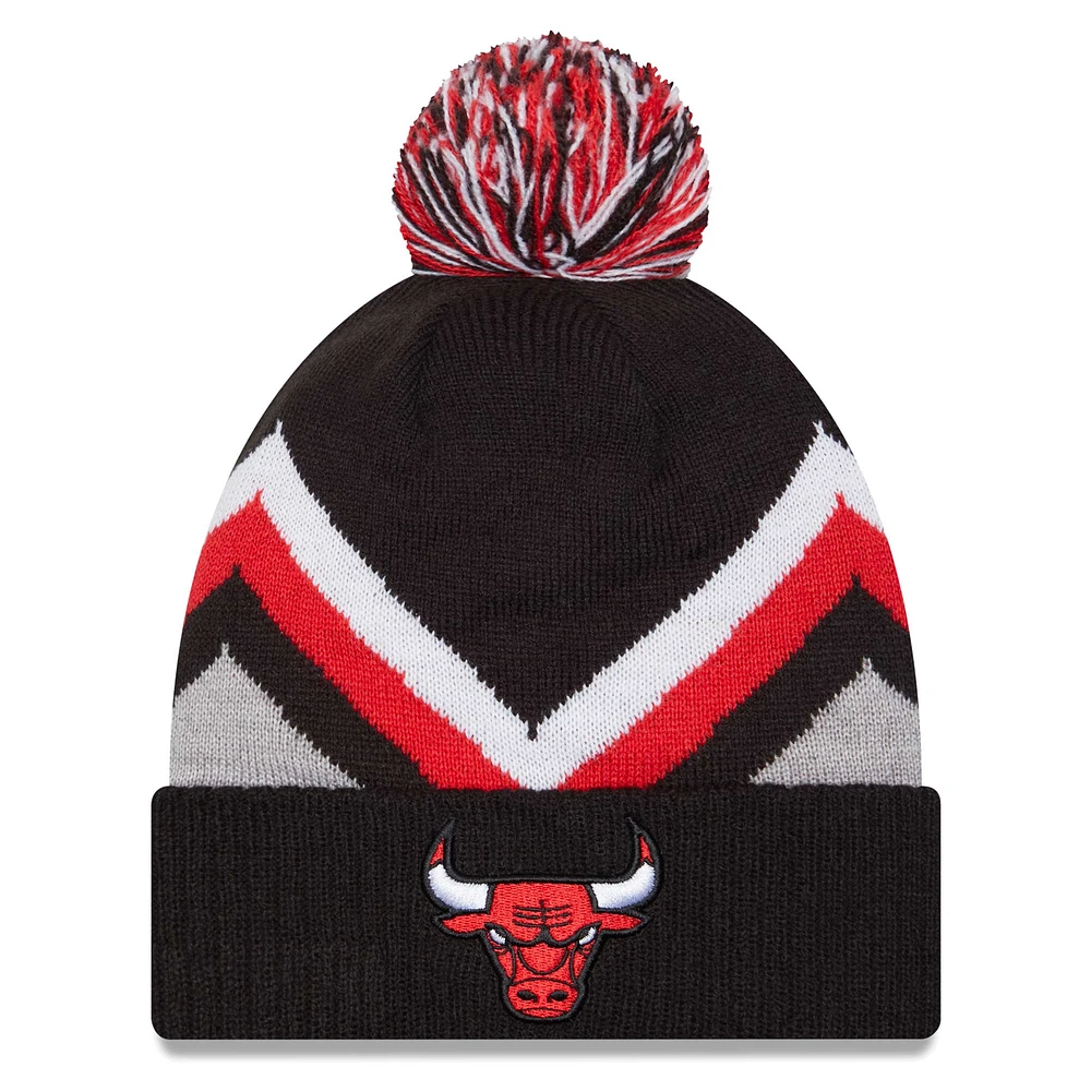 Bonnet en tricot à revers zigzag noir avec pompon New Era pour hommes des Chicago Bulls