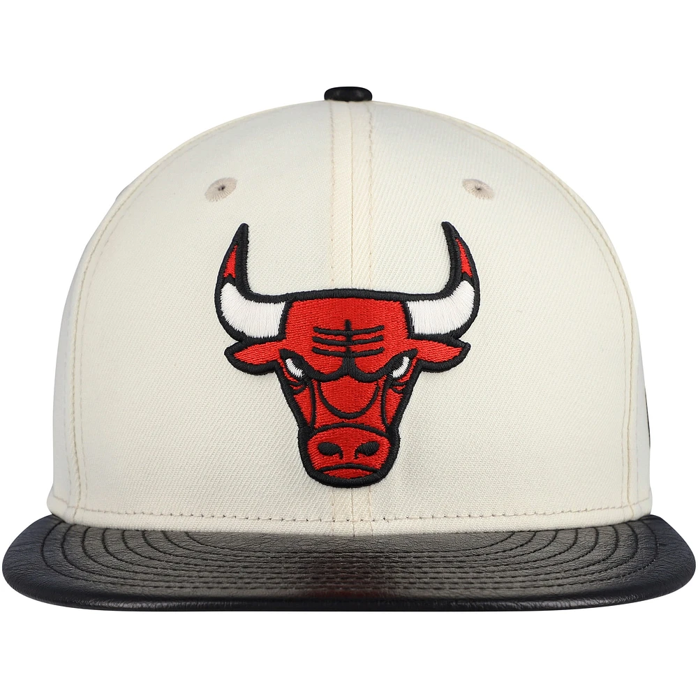 Casquette ajustée 59FIFTY bicolore à visière en similicuir Chicago Bulls New Era crème/noir pour hommes