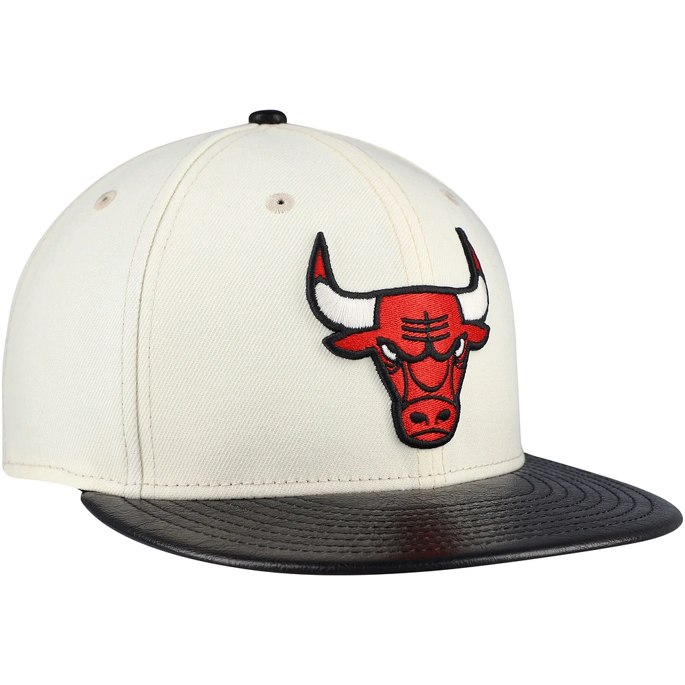 Casquette ajustée 59FIFTY bicolore à visière en similicuir Chicago Bulls New Era crème/noir pour hommes