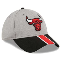 Casquette flexible 39THIRTY rayée des Chicago Bulls New Era pour hommes, gris/noir