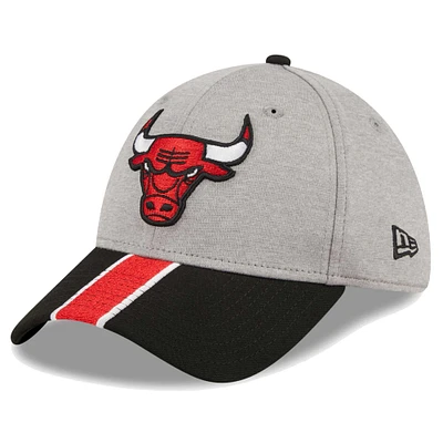 Casquette flexible 39THIRTY rayée des Chicago Bulls New Era pour hommes, gris/noir