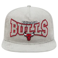 Casquette de golf snapback Chicago Bulls Throwback en velours côtelé gris New Era pour homme