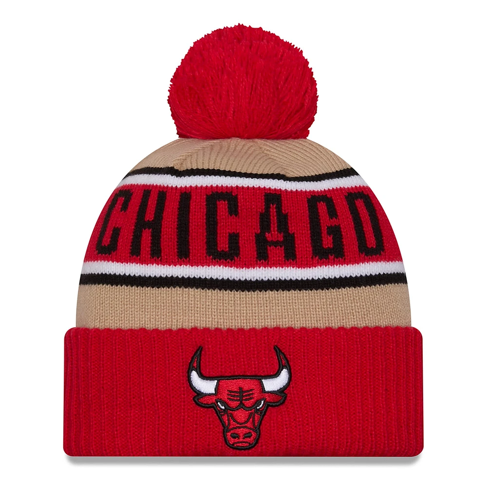 Bonnet en tricot à revers NBA Draft des Chicago Bulls 2024 New Era rouge/beige pour homme avec pompon