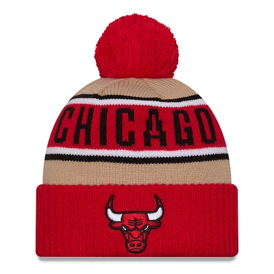 Bonnet en tricot à revers NBA Draft des Chicago Bulls 2024 New Era rouge/beige pour homme avec pompon