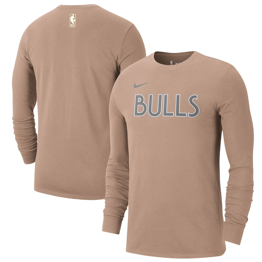 T-shirt à manches longues Nike Tan Chicago Bulls City Edition Essential Logo pour homme 2024/25