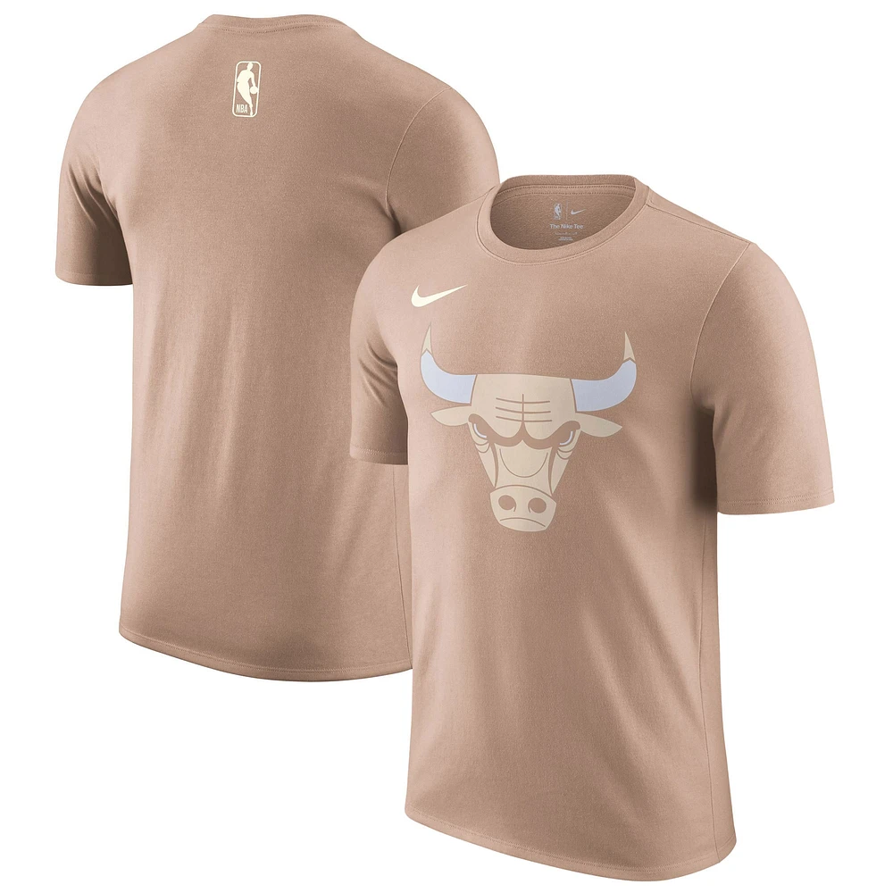 T-shirt Nike Tan Chicago Bulls City Edition Essential Logo pour homme 2024/25