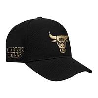 Casquette ajustable à pincement sur le devant avec logo métallique Chicago Bulls Pro Standard pour homme, noire