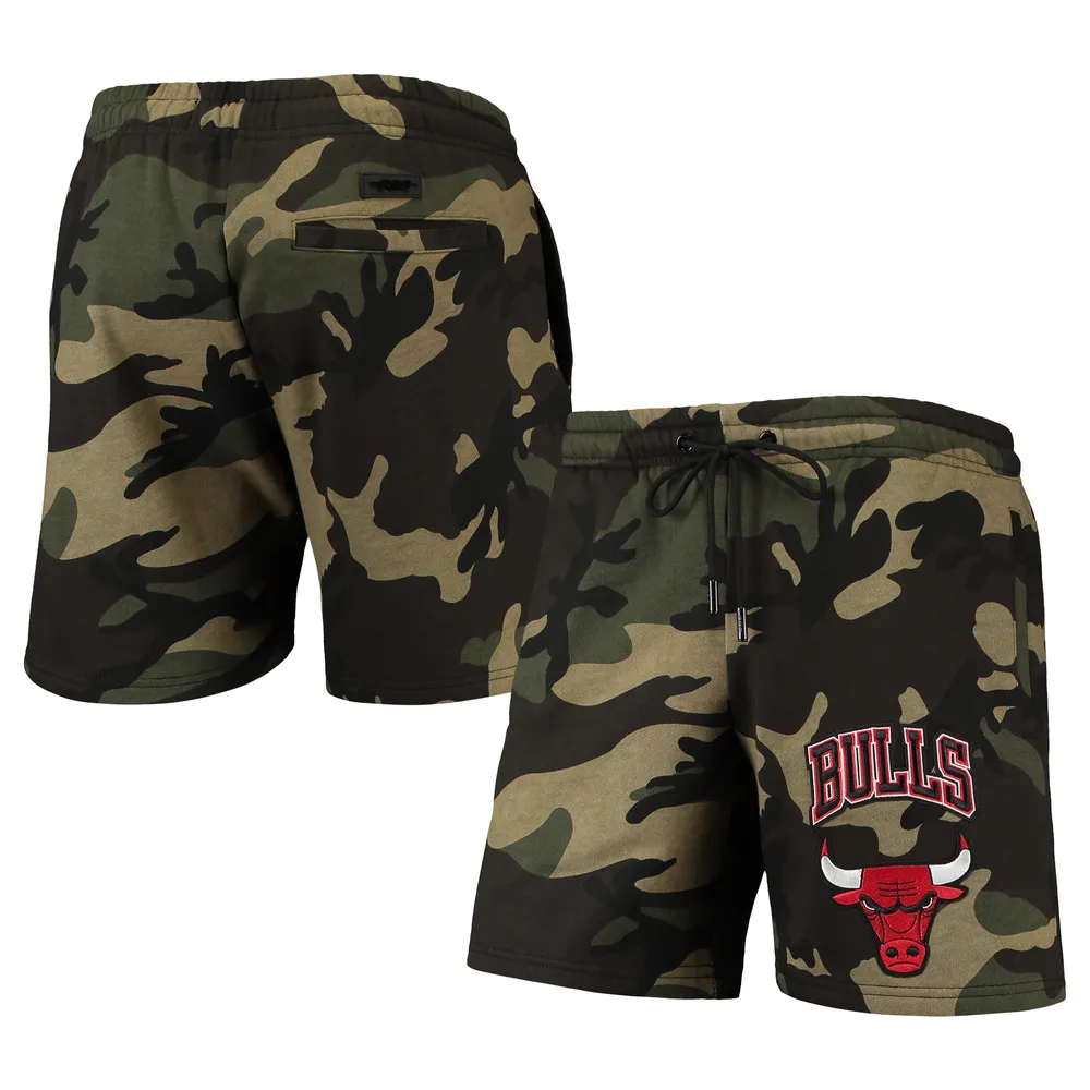 Short d'équipe Chicago Bulls Pro Standard Camo pour homme