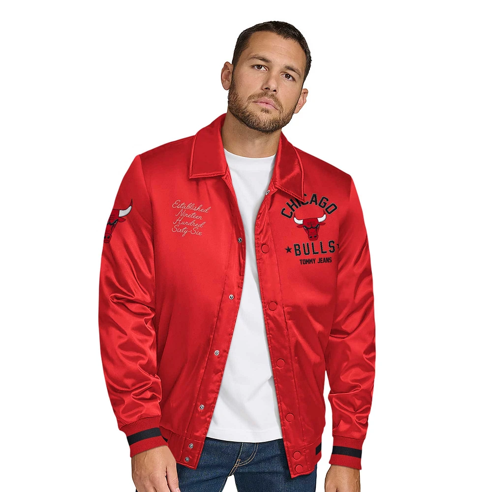 Veste universitaire à boutons-pression et appliqués Jacob Chain Stitch pour homme Tommy Jeans Red Chicago Bulls