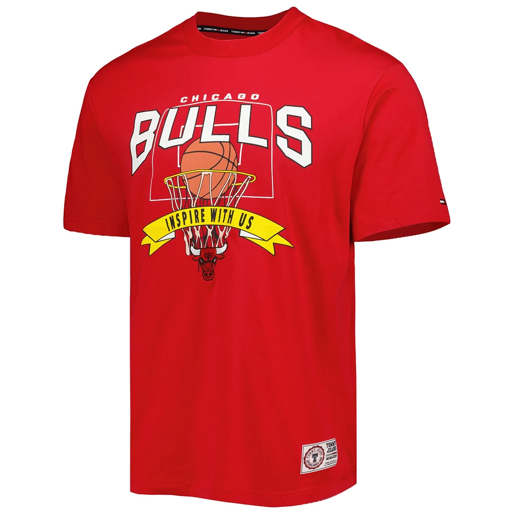 T-shirt Tommy Jeans Chicago Bulls Tim Backboard rouge pour homme