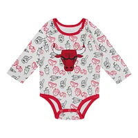 Ensemble 3 pièces pour nouveau-né et bébé Chicago Bulls Little Champ, body à manches longues, pantalon bonnet revers