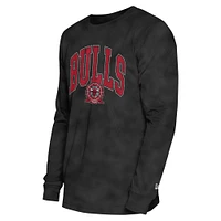 T-shirt à manches longues unisexe noir surdimensionné Essentials Enzyme Wash Chicago Bulls de New Era