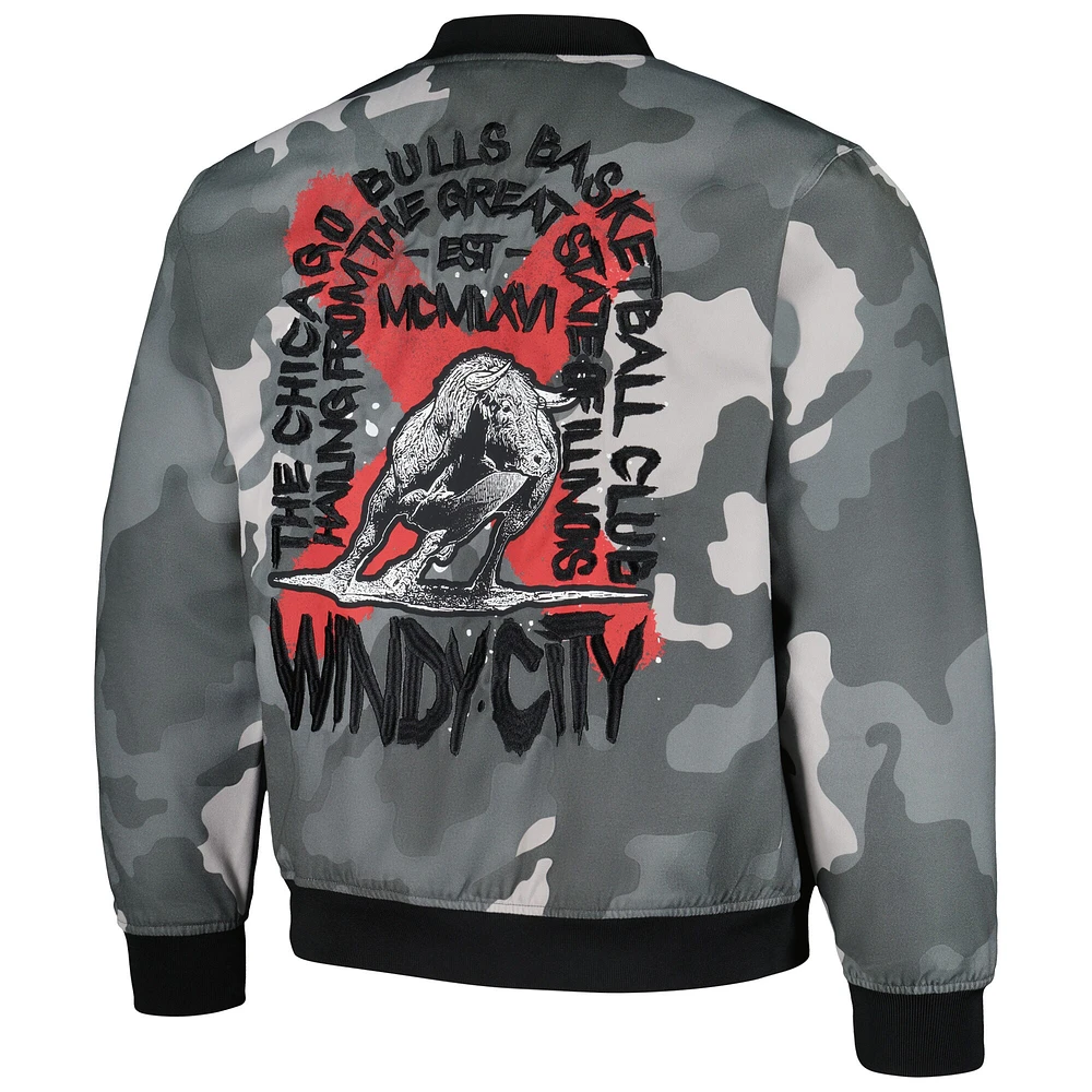 Veste unisexe The Wild Collective gris Chicago Bulls Camo Bomber entièrement zippée