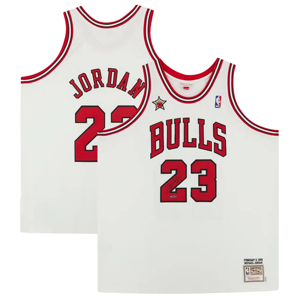 Mitchell & Ness Men's 1992 Chicago Bulls Michael Jordan White Hardwood Classics Swingman Jersey, Small