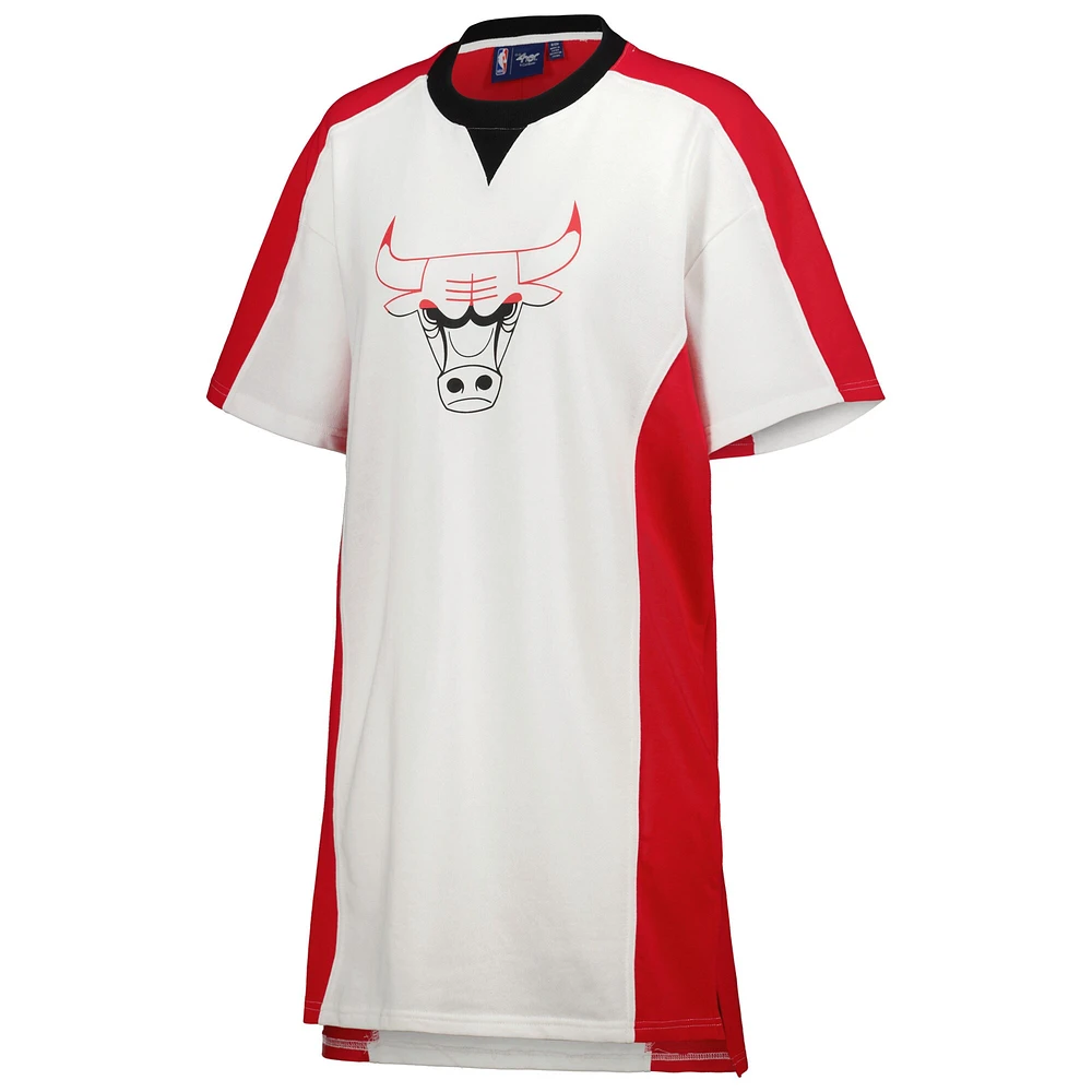 Robe t-shirt à lancer libre des Chicago Bulls G-III 4Her by Carl Banks pour femme, blanche