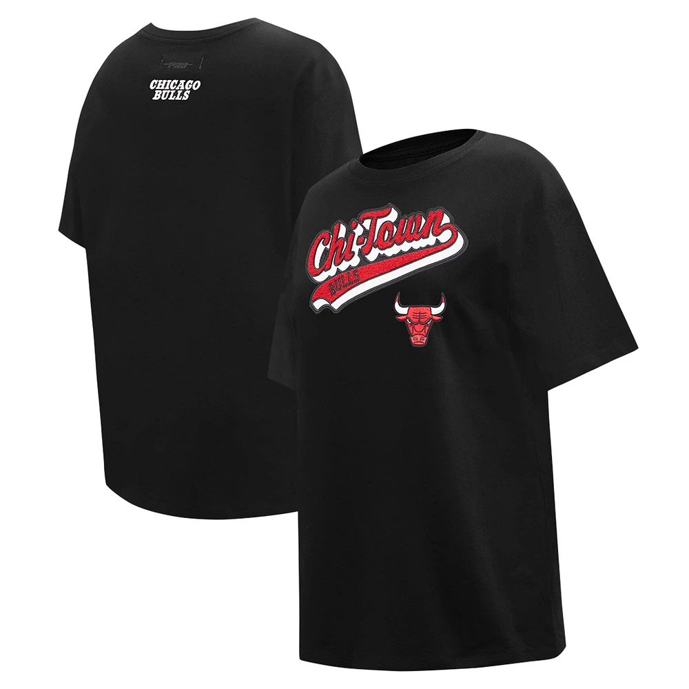 T-shirt noir Pro Standard pour femmes des Chicago Bulls Script Boyfriend