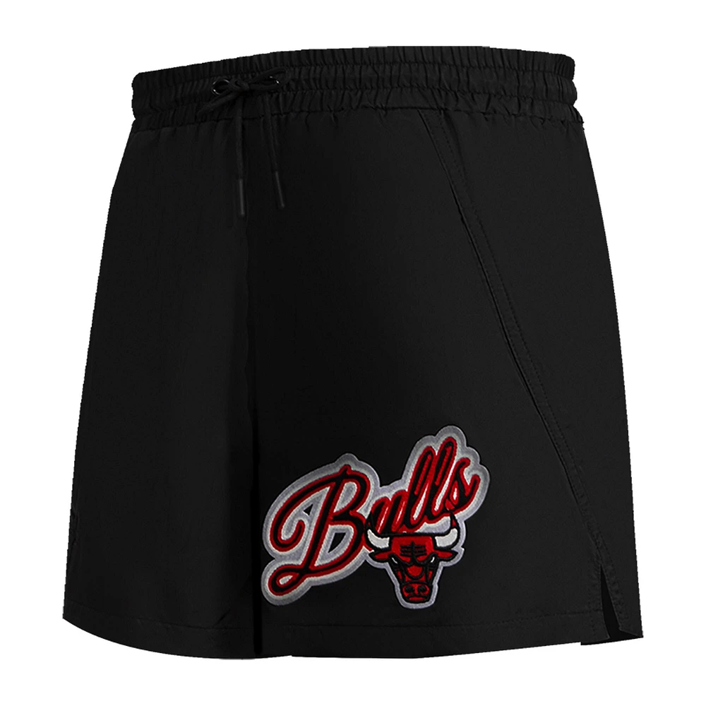 Short tissé Pro Standard noir Chicago Bulls Script pour femme