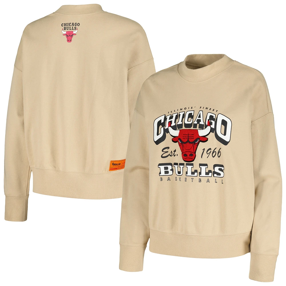 Sweat-shirt surdimensionné et confortable à col montant Qore Cream Chicago Bulls pour femmes