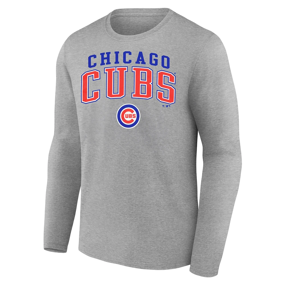 T-shirt à manches longues avec logo emblématique des Chicago Cubs pour hommes Fanatics Heather Grey