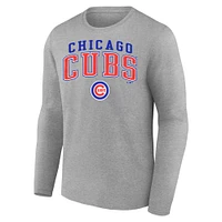 T-shirt à manches longues avec logo emblématique des Chicago Cubs pour hommes Fanatics Heather Grey