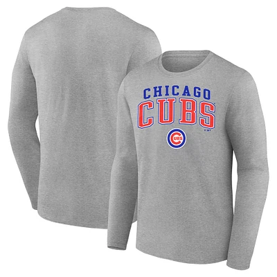 T-shirt à manches longues avec logo emblématique des Chicago Cubs pour hommes Fanatics Heather Grey