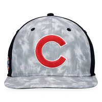 Men's Majestic Gray Chicago Cubs Smoke Dye Snapback Hat