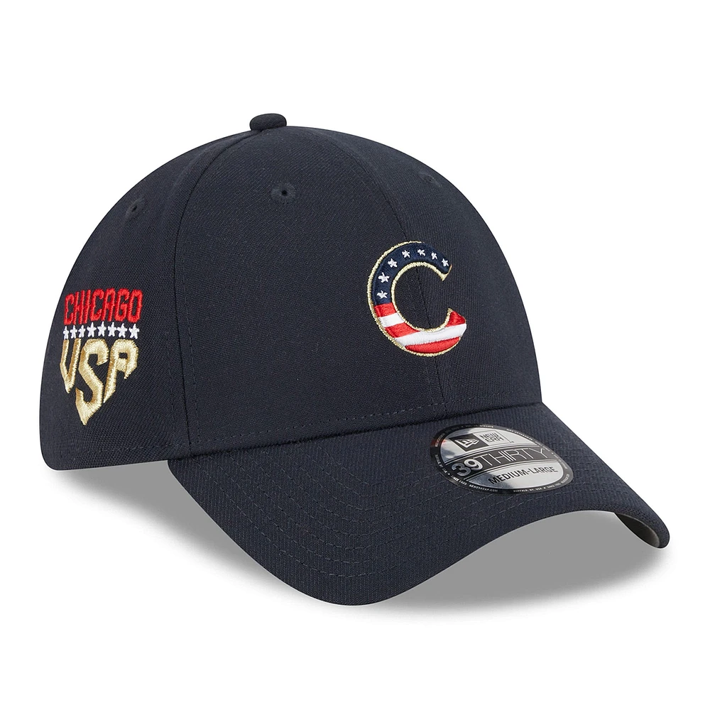 Casquette 39THIRTY Flex Fit Chicago Cubs 2023 Fourth of July New Era pour homme, bleu marine