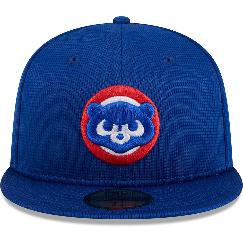 Casquette ajustée 59FIFTY d'entraînement au bâton sur le terrain des Royal Chicago Cubs 2024 New Era pour hommes