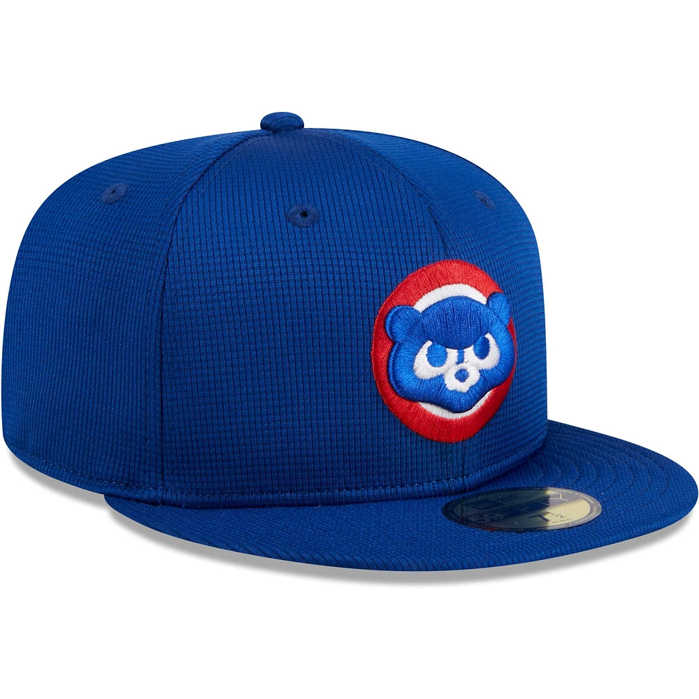 Casquette ajustée 59FIFTY d'entraînement au bâton sur le terrain des Royal Chicago Cubs 2024 New Era pour hommes