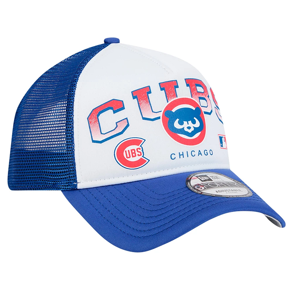 Casquette réglable de camionneur A-Frame blanche avec mot-symbole rétro des Chicago Cubs New Era 9FORTY pour hommes