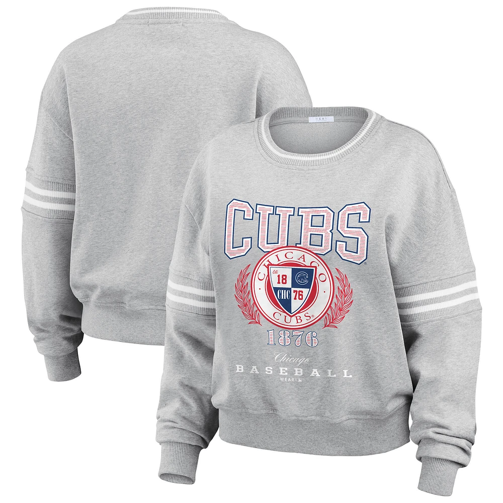 Sweat-shirt à col rond avec écusson national des Chicago Cubs pour femme WEAR by Erin Andrews, gris chiné