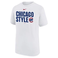 T-shirt Nike blanc pour jeunes avec légende locale des Chicago Cubs